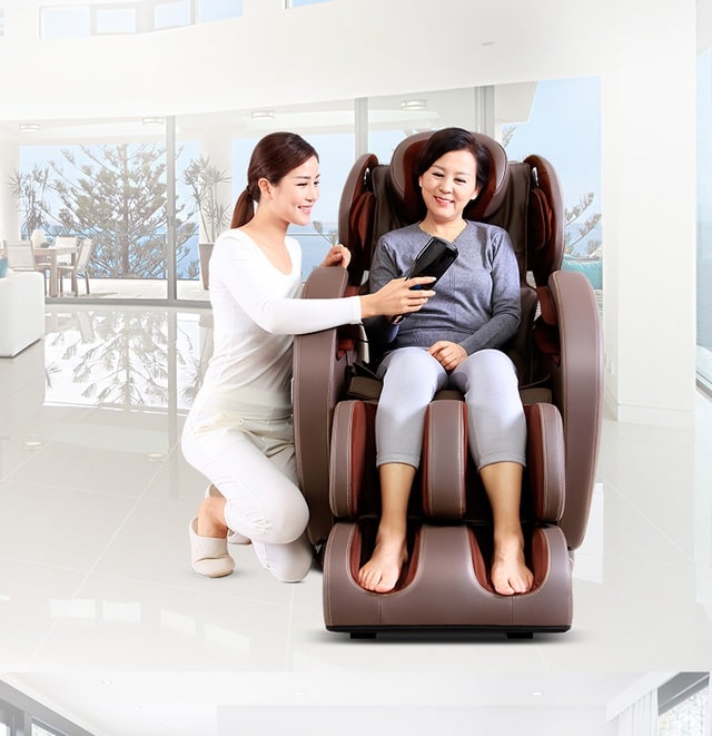 Hỗ trợ điều trị xương khớp là một trong những công dụng chính của ghế massage