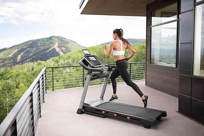 Chăm rèn luyện trên máy chạy bộ giúp cải thiện hệ tiêu hóa hoạt động tốt hơn giảm đau đớn khi bị viêm dạ dày