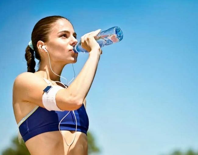 Uống đủ nước khi tập máy chạy bộ